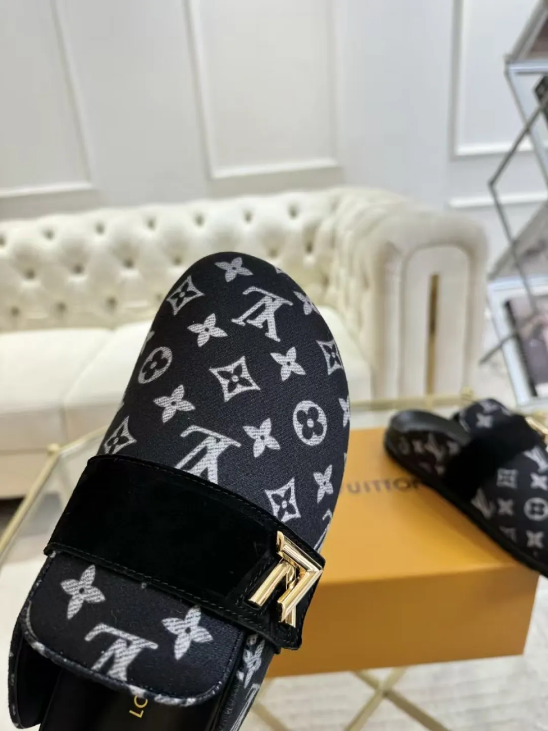 p560 High version women's toe-cap slippers ✨ **LV classic toe-toe slippers | Eternal elegance, starting from the toes** ✨ This pair of **Louis Vuitton classic toe-toe slippers** is an **eternal legend** in the fashion industry, and every detail tells **luxury and taste**. ... **Versatile, no matter the style**: ▪ Pair with jeans, casual and high-end ▪ Pair with a dress, elegant and lazy ▪ Commuting or dating, easily manage various occasions 💖 **Fashion icons are wearing it**, what are you waiting for?   **Owning it means owning an eternal classic**! ✨ #Louis Vuitton #LV slippers #Advanced sense of wear #Classic never goes out of style Fabric: Classic jacquard fabric Lining: Sheepskin lining Sole: Original rubber sole Size: Female 35-41 Male 38-46